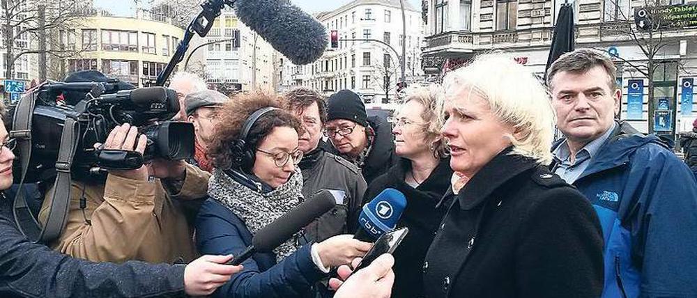 An der Unfallstelle: Verkehrssenatorin Regine Günther.