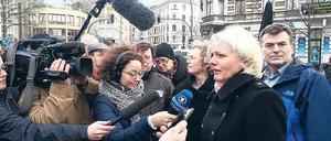 An der Unfallstelle: Verkehrssenatorin Regine Günther. 