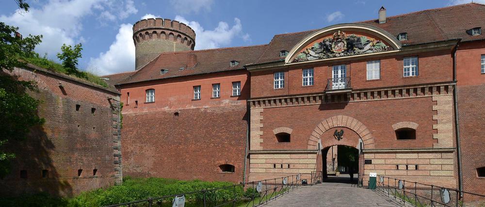 Wahrzeichen. Den Juliusturm trägt der Bezirk sogar im Wappen.