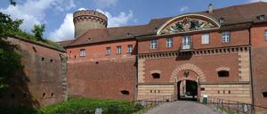 Wahrzeichen. Den Juliusturm trägt der Bezirk sogar im Wappen.