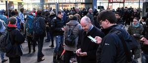 Gestrandete Bahnreisende warten am 18.01.2018 auf dem Hauptbahnhof in Berlin auf Auskunft.