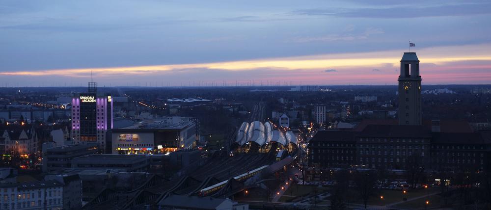 Blick auf Arcaden, Bahnhof, Rathaus.  