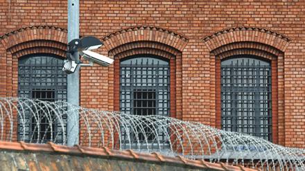 Vergitterte Fenster der Justizvollzugsanstalt (JVA) Plötzensee in Berlin.