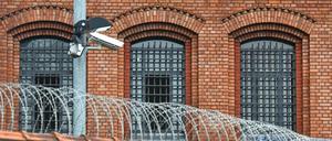 Vergitterte Fenster der Justizvollzugsanstalt (JVA) Plötzensee in Berlin.