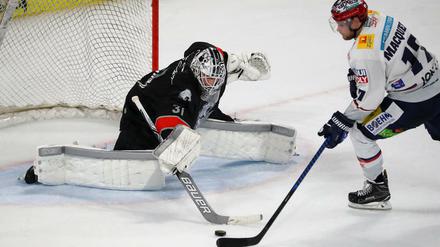 Jamie MacQueen scheitert im Penaltyschießen an Niklas Treutle, kurz vor Schluss sicherte er den Eisbären mit seinem 1:1 immerhin einen Punkt.