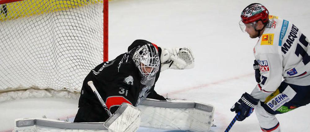 Jamie MacQueen scheitert im Penaltyschießen an Niklas Treutle, kurz vor Schluss sicherte er den Eisbären mit seinem 1:1 immerhin einen Punkt.