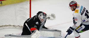 Jamie MacQueen scheitert im Penaltyschießen an Niklas Treutle, kurz vor Schluss sicherte er den Eisbären mit seinem 1:1 immerhin einen Punkt.