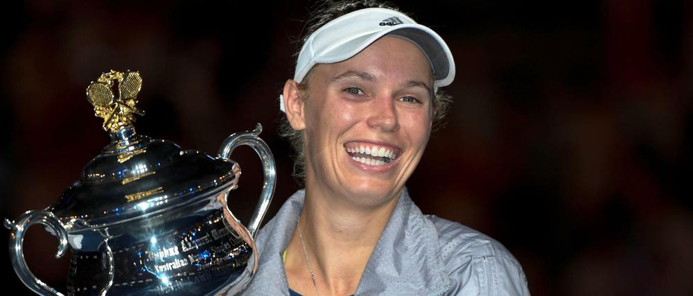 Erlösung nach acht Jahren. Caroline Wozniacki herzt den „Daphne Akhurst Memorial Cup“ liebevoll wie ein Stofftier.