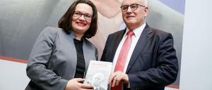 Andrea Nahles (SPD) und Volker Kauder (CDU) stellen ein Buch über den 2012 gestorbenen früheren SPD-Fraktionschef Peter Struck vor. 
