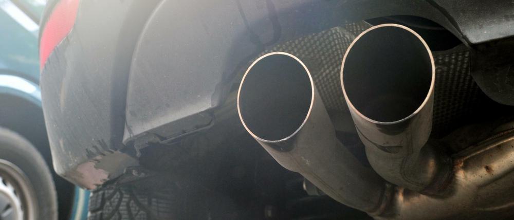 Blick auf die Auspuffrohre eines Diesel-Pkw