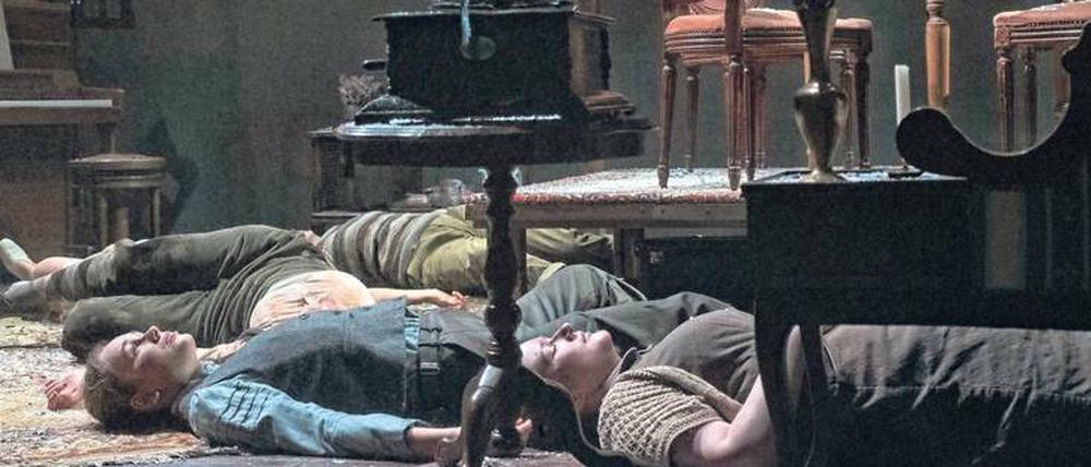 Szene aus "Wolfskinder" an der Neuköllner Oper.