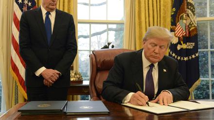 Vor seiner Abreise nach Davos unterzeichnete Trump einen Ukas über Strafzölle für Solarpanele.