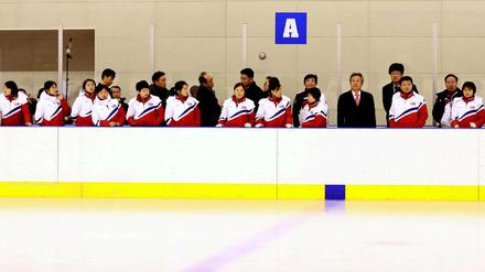 Alles schön hier. Nordkoreas Spielerinnen (und viele Herren in Anzügen) inspizieren die Halle in Gangneung.