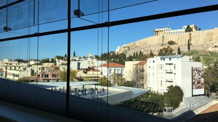 Blick aus dem Museum zur Akropolis Anfang Dezember, unten die Terrasse des Cafés.