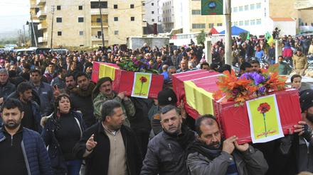 Trauernde Kurden tragen in Afrin die Särge mit Opfern eines türkischen Angriffs auf die syrische Stadt.