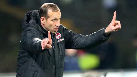 Nach Angaben des übertragenden Senders hatte FCK-Trainer Jeff Strasser gesundheitliche Probleme. 