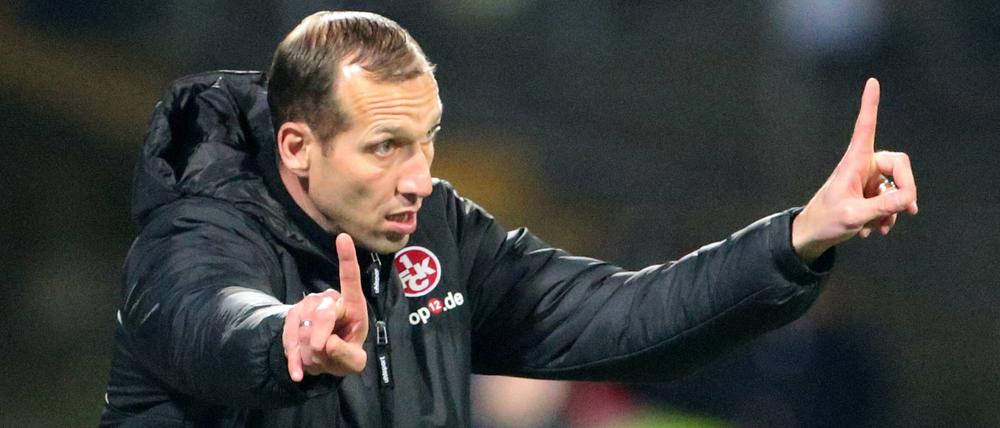 Nach Angaben des übertragenden Senders hatte FCK-Trainer Jeff Strasser gesundheitliche Probleme.