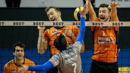 Friedrichshafens Athanasios Protopsaltis (v) überwindet die Berliner Pierre Pujol und Georg Klein.