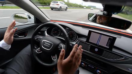 Bei einem Unfall eines autonom fahrenden Autos könnte die Haftung am Ende trotzdem beim Fahrer liegen. 