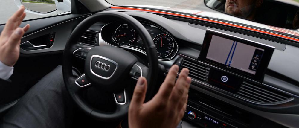 Bei einem Unfall eines autonom fahrenden Autos könnte die Haftung am Ende trotzdem beim Fahrer liegen.