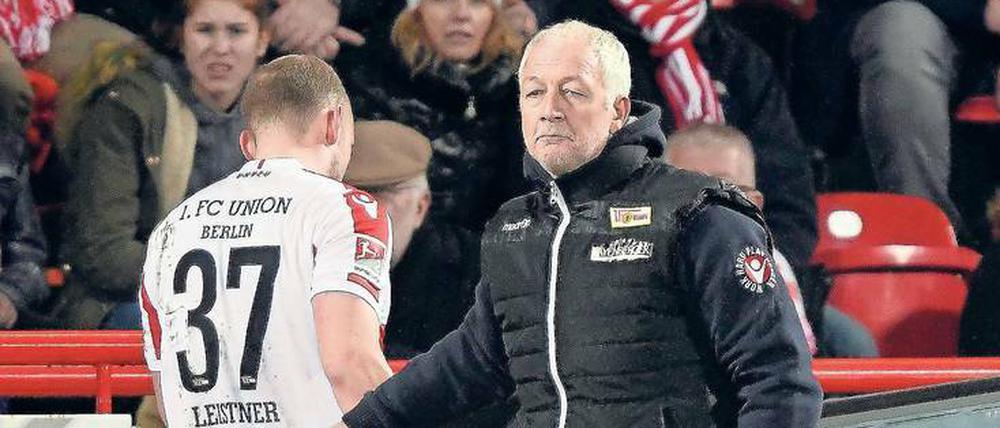 Wieder nichts. Der 1. FC Union hat unter dem neuen Trainer André Hofschneider (rechts) noch kein Spiel in der Zweiten Liga gewonnen. Das Ziel Aufstieg gerät damit immer weiter aus dem Blickfeld.