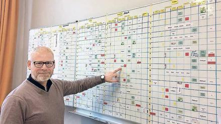 Alles nach Plan. Hortleiter Heiko Großer taktet 22 Erzieherkräfte ein.