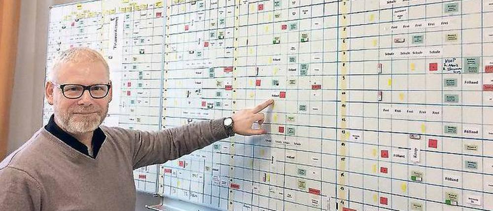 Alles nach Plan. Hortleiter Heiko Großer taktet 22 Erzieherkräfte ein.