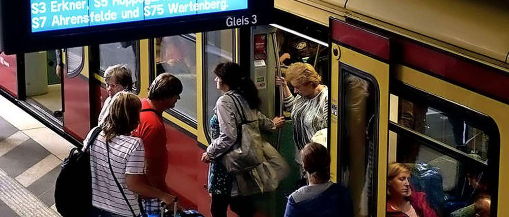 Die Ost-West-Linien sind von einer Stellwerksstörung betroffen.