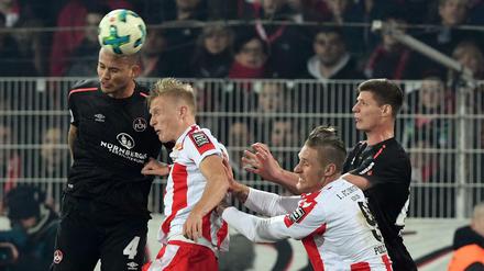 Kristian Pedersen (2.v.l) und Sebastian Polter (2.v.r) vom 1.FC Union Berlin und Ewerton (l) und Patrick Erras (r) vom 1.FC Nürnberg kämpfen um den Ball.