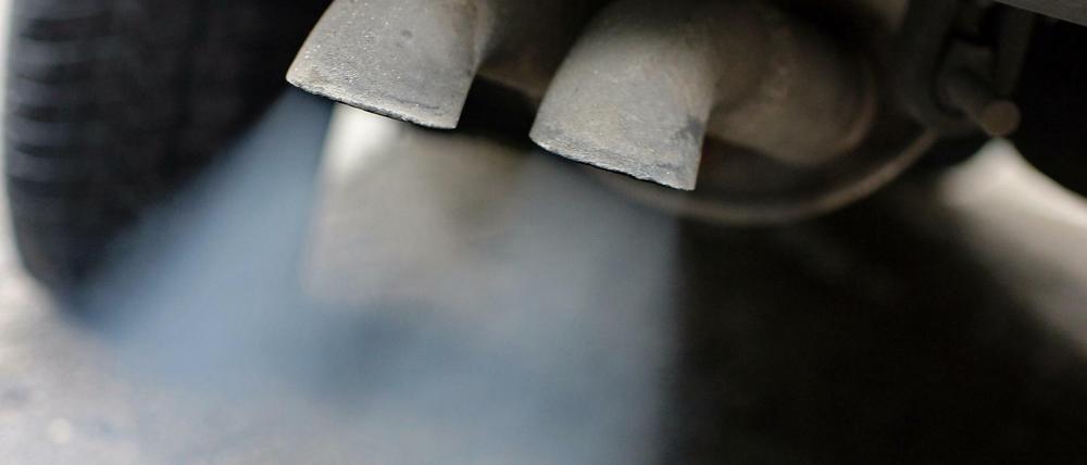 Abgase strömen aus dem Auspuff eines Fahrzeuges mit Dieselmotor. 
