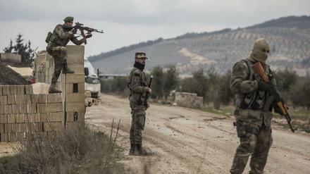 Kämpfer der von der Türkei unterstützten «Freien Syrischen Armee» sichern die von der türkischen Armee besetze Gegend um Azaz (Syrien). 