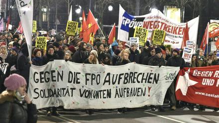Demonstranten protestieren in Wien gegen den Wiener Akademikerball der rechten FPÖ in der Hofburg. 