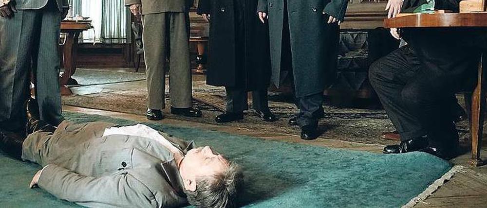 Diktator am Boden. Szene aus Armando Iannuccis „Der Tod von Stalin“.