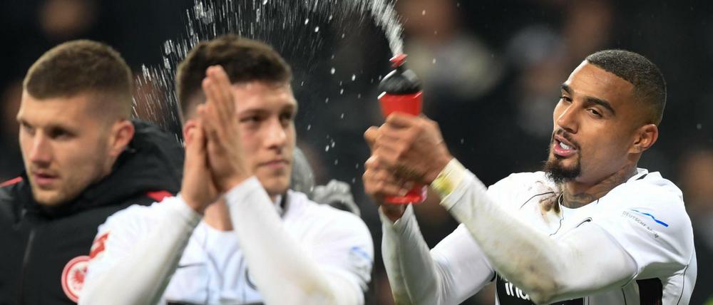 Traf, sah und spritzte: Frankfurts Kevin-Prince Boateng (r) .