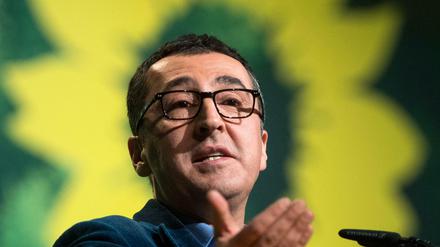 Cem Özdemir, scheidender Bundesvorsitzender, spricht am Freitag bei der außerordentlichen Bundesdelegiertenkonferenz von Bündnis 90/Die Grünen in Hannover. 