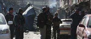 Sicherheitsbehörden sichern nach einem Anschlag in Kabul den Tatort ab. 