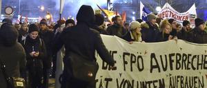 Demonstranten protestieren in Wien gegen den Wiener Akademikerball der rechten FPÖ in der Hofburg.