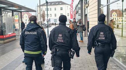 Auf Streife. Ordnungsamt und Polizei patrouillieren nun gemeinsam durch die Innenstadt und kontrollieren Rucksäcke.