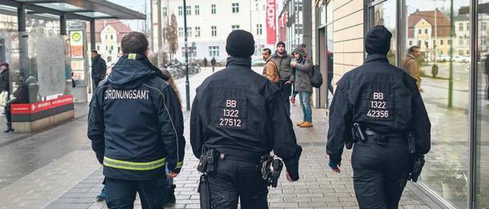 Auf Streife. Ordnungsamt und Polizei patrouillieren nun gemeinsam durch die Innenstadt und kontrollieren Rucksäcke.