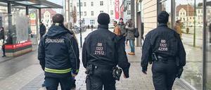 Auf Streife. Ordnungsamt und Polizei patrouillieren nun gemeinsam durch die Innenstadt und kontrollieren Rucksäcke.