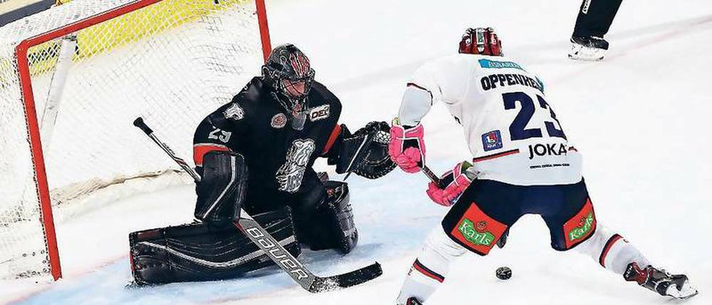 Penalty geht auch. Berlins Thomas Oppenheimer gegen Nürnbergs Andreas Jenike.