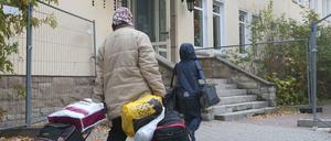 Flüchtlinge aus Syrien kommen in der Flüchtlingsunterkunft im thüringischen Gera an. 