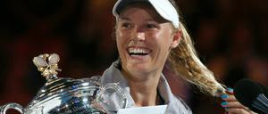 Sie hat den Pokal: Caroline Wozniacki. 