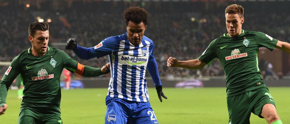Werder Niklas Moisander (r) und Zlatko Junuzovic versuchen Herthas dribbelstarken Valentino Lazaro (m) zu stoppen.