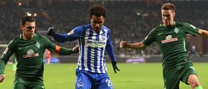 Werder Niklas Moisander (r) und Zlatko Junuzovic versuchen Herthas dribbelstarken Valentino Lazaro (m) zu stoppen.