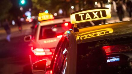 Die Kartenzahlung in Berliner Taxen soll in Zukunft ohne Aufschlag möglich sein - dem EU-Recht entsprechend.