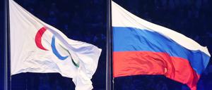 Bei der Eröffnungsfeier in Sotschi wehten die russische und die Paralympische Flagge noch nebeneinander im Wind. 