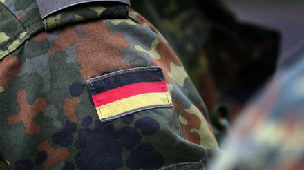 Die deutsche Fahne an der Uniform eines Soldaten 
