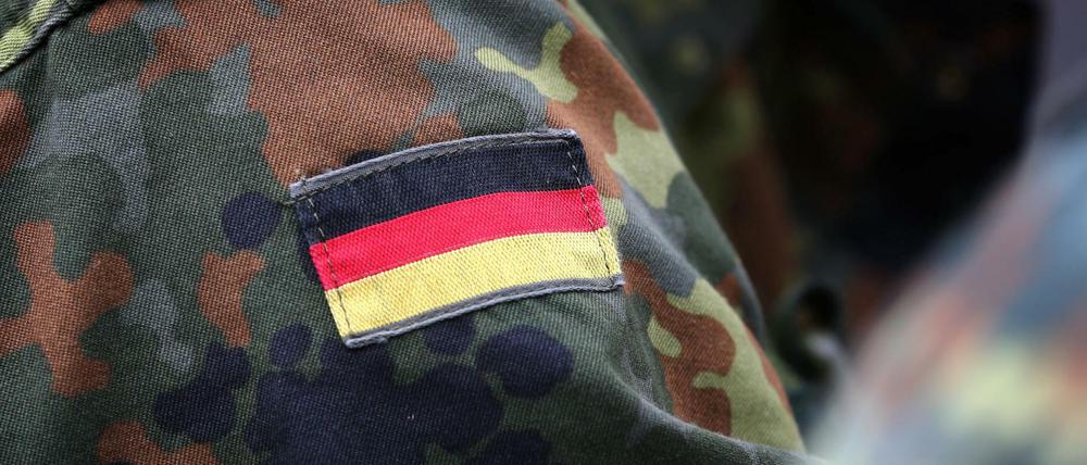 Die deutsche Fahne an der Uniform eines Soldaten