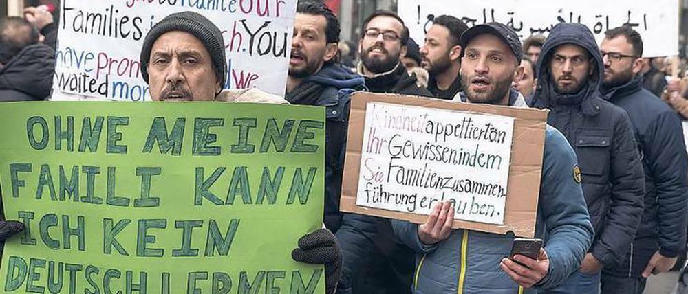 Am Wochenende haben Asylbewerber und Unterstützer in Berlin gegen die Aussetzung des Familiennachzugs demonstriert.